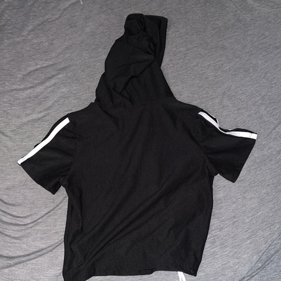 Cropped Short-Sleeved Hooded Top - Picture 2 of 2